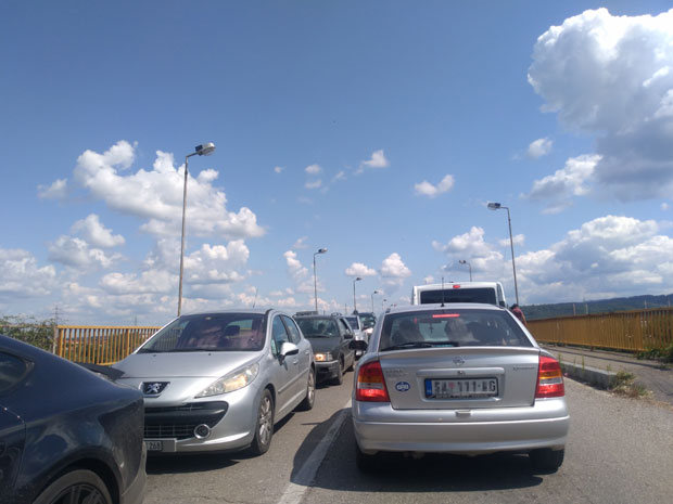 Јефтинија роба „преко Дрине“ ствара гужве на прелазима